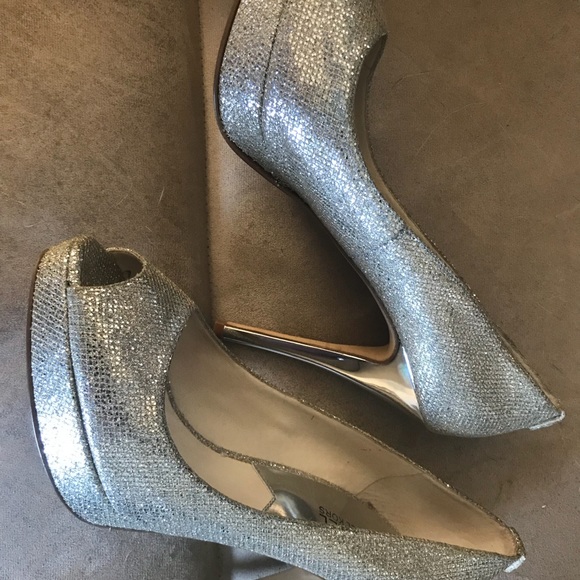 Gorgeous silver Michael Kors heels, sz 9M - Picture 3 of 8